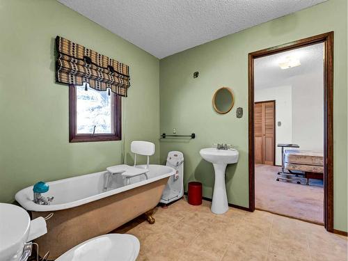 11010 Highway 887, Rural Cypress County, AB - Indoor Photo Showing Bathroom