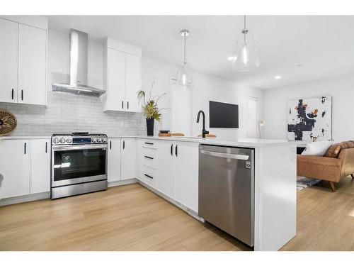 3605 10 Avenue Sw, Medicine Hat, AB - Indoor Photo Showing Kitchen With Upgraded Kitchen