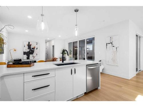 3605 10 Avenue Sw, Medicine Hat, AB - Indoor Photo Showing Kitchen With Upgraded Kitchen