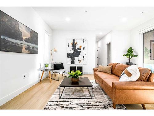 3605 10 Avenue Sw, Medicine Hat, AB - Indoor Photo Showing Living Room