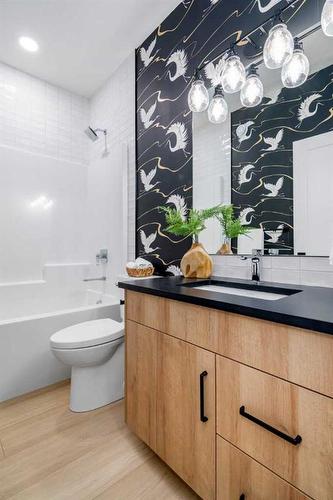 3605 10 Avenue Sw, Medicine Hat, AB - Indoor Photo Showing Bathroom