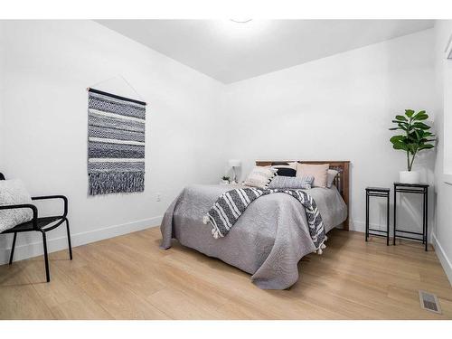 3605 10 Avenue Sw, Medicine Hat, AB - Indoor Photo Showing Bedroom