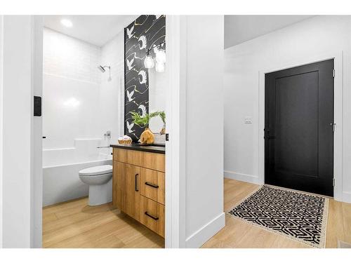 3605 10 Avenue Sw, Medicine Hat, AB - Indoor Photo Showing Bathroom