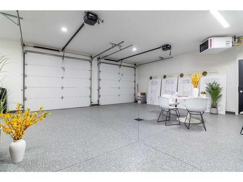 3605 10 Avenue Sw, Medicine Hat, AB - Indoor Photo Showing Garage