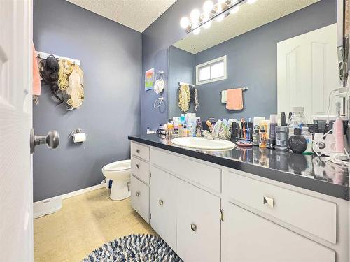 17 Rossdale Drive Se, Medicine Hat, AB - Indoor Photo Showing Bathroom