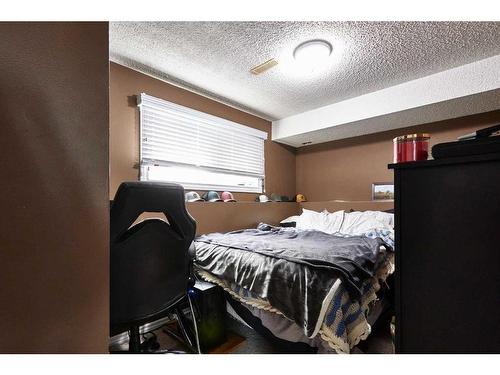 17 Rossdale Drive Se, Medicine Hat, AB - Indoor Photo Showing Bedroom