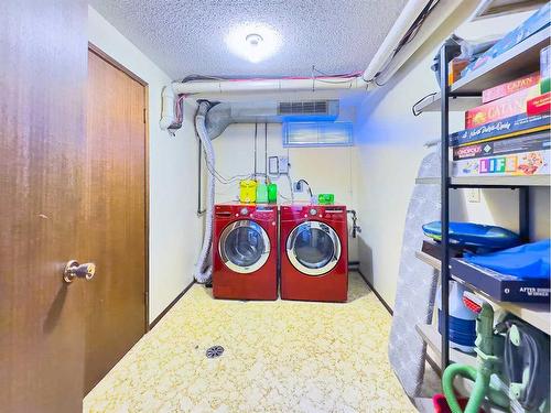 17 Rossdale Drive Se, Medicine Hat, AB - Indoor Photo Showing Laundry Room
