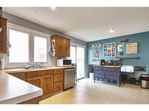 17 Rossdale Drive Se, Medicine Hat, AB - Indoor Photo Showing Kitchen With Double Sink