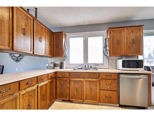 17 Rossdale Drive Se, Medicine Hat, AB - Indoor Photo Showing Kitchen With Double Sink