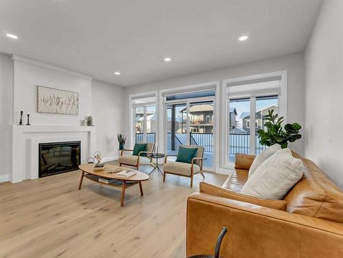 13 Hamptons Gate Se, Medicine Hat, AB - Indoor Photo Showing Living Room