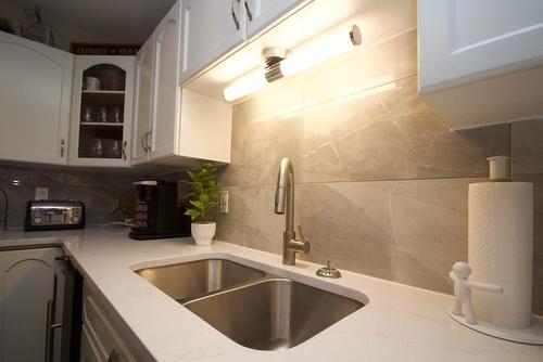 102-22 Park Meadows Se, Medicine Hat, AB - Indoor Photo Showing Kitchen With Double Sink