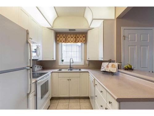 323-278 Park Meadows Drive Se, Medicine Hat, AB - Indoor Photo Showing Kitchen With Double Sink