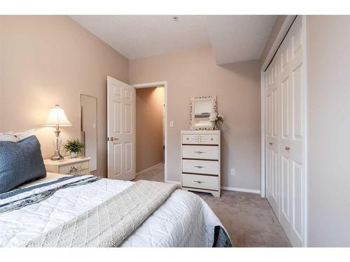 323-278 Park Meadows Drive Se, Medicine Hat, AB - Indoor Photo Showing Bedroom