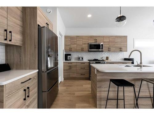85 Sunwood Crescent Sw, Medicine Hat, AB - Indoor Photo Showing Kitchen With Upgraded Kitchen