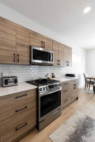 85 Sunwood Crescent Sw, Medicine Hat, AB - Indoor Photo Showing Kitchen With Upgraded Kitchen