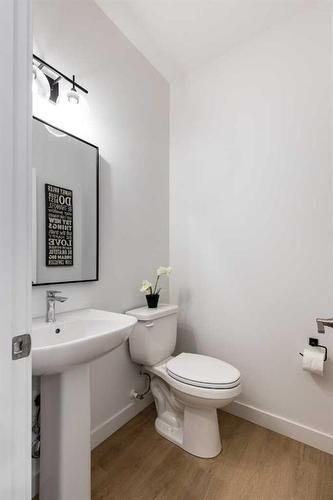 85 Sunwood Crescent Sw, Medicine Hat, AB - Indoor Photo Showing Bathroom