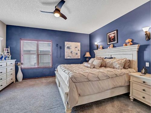 210 Vista Close Se, Medicine Hat, AB - Indoor Photo Showing Dining Room