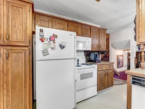 26 Carry Place Se, Medicine Hat, AB - Indoor Photo Showing Kitchen With Double Sink