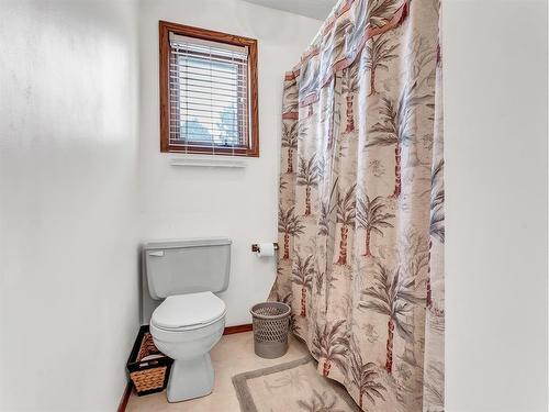 26 Carry Place Se, Medicine Hat, AB - Indoor Photo Showing Bathroom