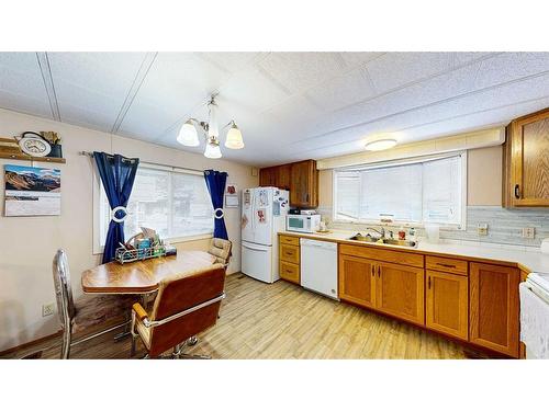 62 De Havilland Boulevard Sw, Medicine Hat, AB - Indoor Photo Showing Kitchen With Double Sink
