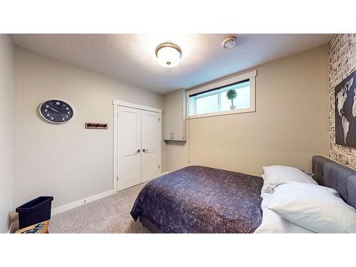 390 Somerside Crescent Se, Medicine Hat, AB - Indoor Photo Showing Bedroom