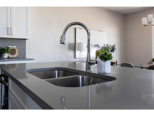1 Hamptons Gate Se, Medicine Hat, AB - Indoor Photo Showing Kitchen With Double Sink