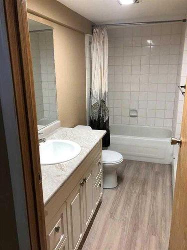 506B 6 Avenue Se, Medicine Hat, AB - Indoor Photo Showing Bathroom