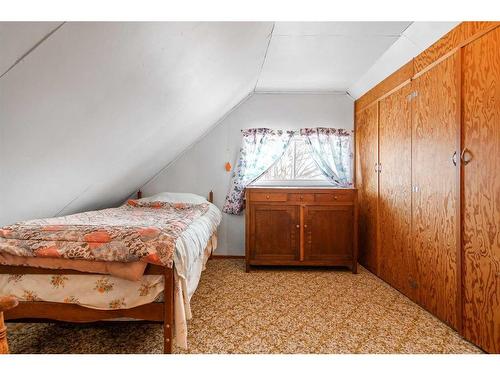 31 4 Street Nw, Redcliff, AB - Indoor Photo Showing Bedroom