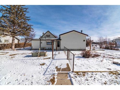 31 4 Street Nw, Redcliff, AB - Outdoor