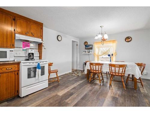 31 4 Street Nw, Redcliff, AB - Indoor Photo Showing Kitchen