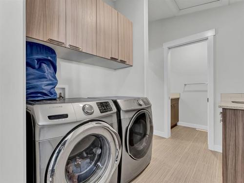 910 9 Avenue Se, Redcliff, AB - Indoor Photo Showing Laundry Room