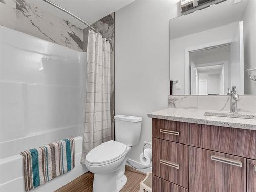 910 9 Avenue Se, Redcliff, AB - Indoor Photo Showing Bathroom