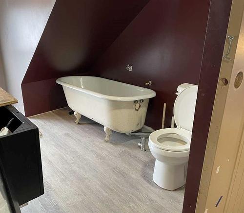 531 10 Street Se, Medicine Hat, AB - Indoor Photo Showing Bathroom