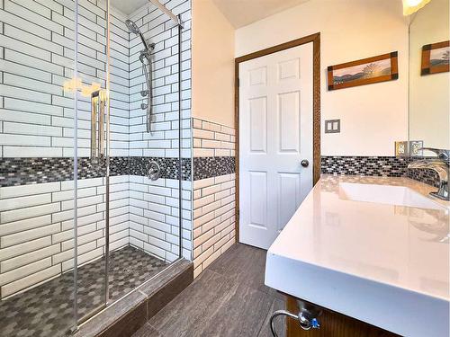 20 Vista Place Se, Medicine Hat, AB - Indoor Photo Showing Bathroom