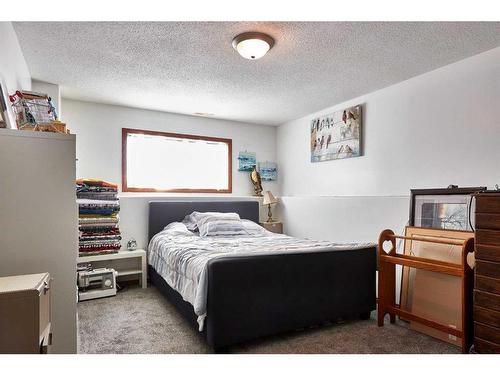 20 Vista Place Se, Medicine Hat, AB - Indoor Photo Showing Bedroom