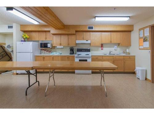 219-3021 13 Avenue Se, Medicine Hat, AB - Indoor Photo Showing Kitchen With Double Sink