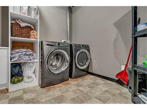 20 Palisades Way Ne, Medicine Hat, AB - Indoor Photo Showing Laundry Room