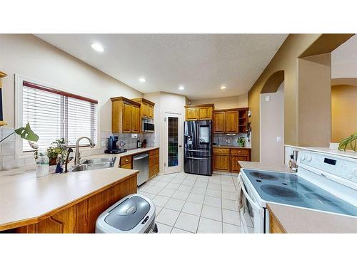 25 Vista Road Se, Medicine Hat, AB - Indoor Photo Showing Kitchen With Double Sink