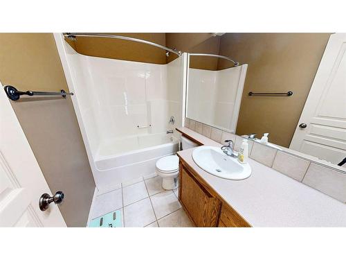 25 Vista Road Se, Medicine Hat, AB - Indoor Photo Showing Bathroom