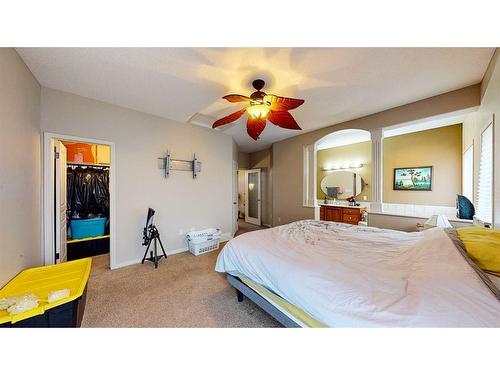 25 Vista Road Se, Medicine Hat, AB - Indoor Photo Showing Bedroom