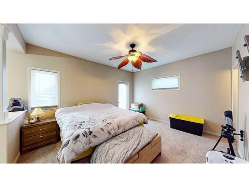 25 Vista Road Se, Medicine Hat, AB - Indoor Photo Showing Bedroom
