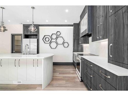 35 Sterling Green Se, Medicine Hat, AB - Indoor Photo Showing Kitchen With Upgraded Kitchen