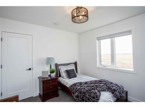 328 Coulee Ridge Drive Sw, Medicine Hat, AB - Indoor Photo Showing Bedroom