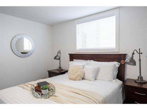 328 Coulee Ridge Drive Sw, Medicine Hat, AB - Indoor Photo Showing Bedroom
