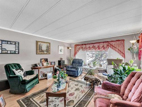 368 Beaufort Crescent Sw, Medicine Hat, AB - Indoor Photo Showing Living Room