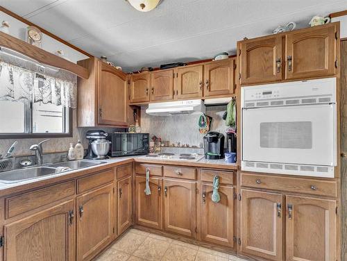 368 Beaufort Crescent Sw, Medicine Hat, AB - Indoor Photo Showing Kitchen With Double Sink