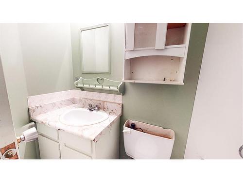 1741 14 Avenue Se, Medicine Hat, AB - Indoor Photo Showing Bathroom