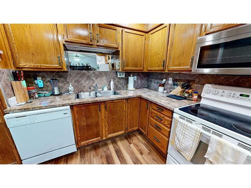 110-3090 15 Avenue Se, Medicine Hat, AB - Indoor Photo Showing Kitchen With Double Sink