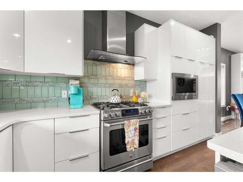 244 Somerside Way Se, Medicine Hat, AB - Indoor Photo Showing Kitchen With Upgraded Kitchen