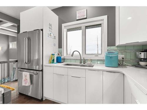 244 Somerside Way Se, Medicine Hat, AB - Indoor Photo Showing Kitchen